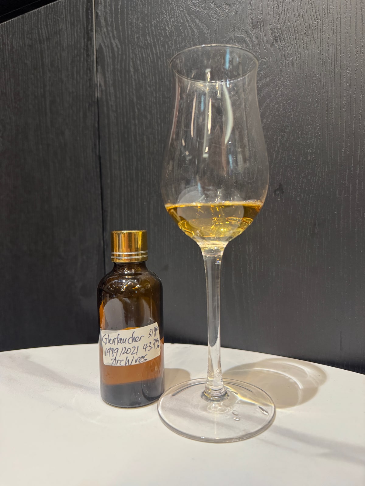 Illustrative image · Illustrative client tasting sample: handwritten Archives Glentauchers 1989/2021, 43.7%. The label differs from raw 2011 and is not factory proof. Vial and glass; full original.
