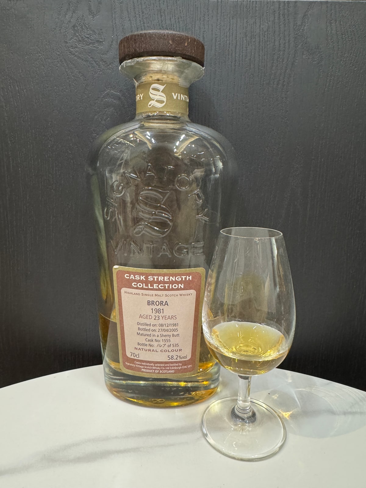 Illustrative image · Illustrative client photo: Signatory Brora 1981/2005, 23 years, cask 1555, 58.2%, with glass. A different cask from the reviewed 1557/53.7%; whole original frame.