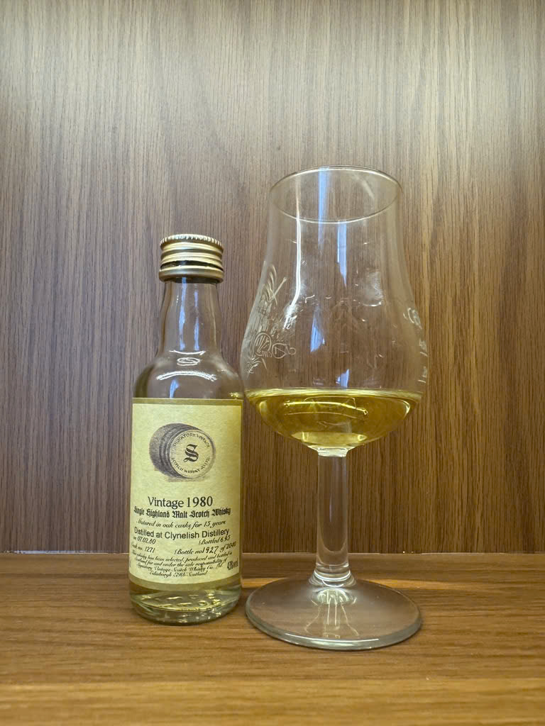 Client photo: small Signatory Vintage Clynelish 1980/1995 bottle, 15 years, with glass; 43% is not clearly legible.