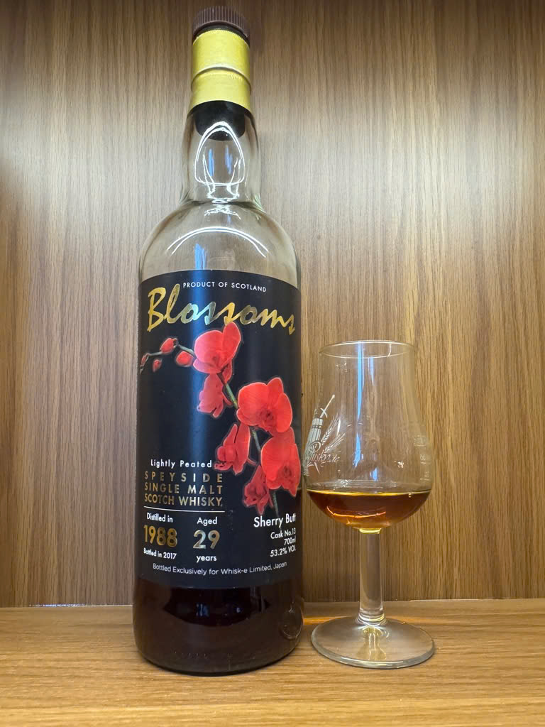Client photo: Blossoms lightly peated Speyside 1988/2017, 29 years, 53.2%, with glass; distillery undisclosed.