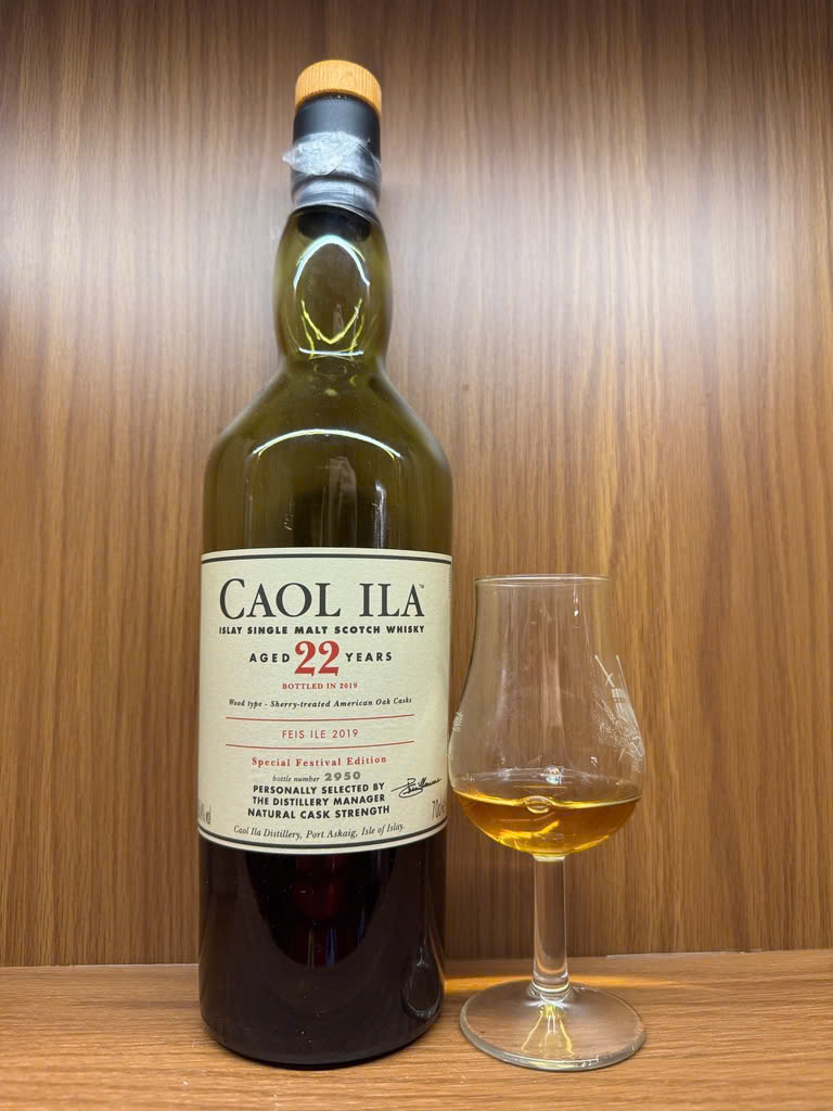 Client photo: Caol Ila 22, bottled 2019, Fèis Ìle 2019 edition, with glass; strength is not readable on the visible front label.
