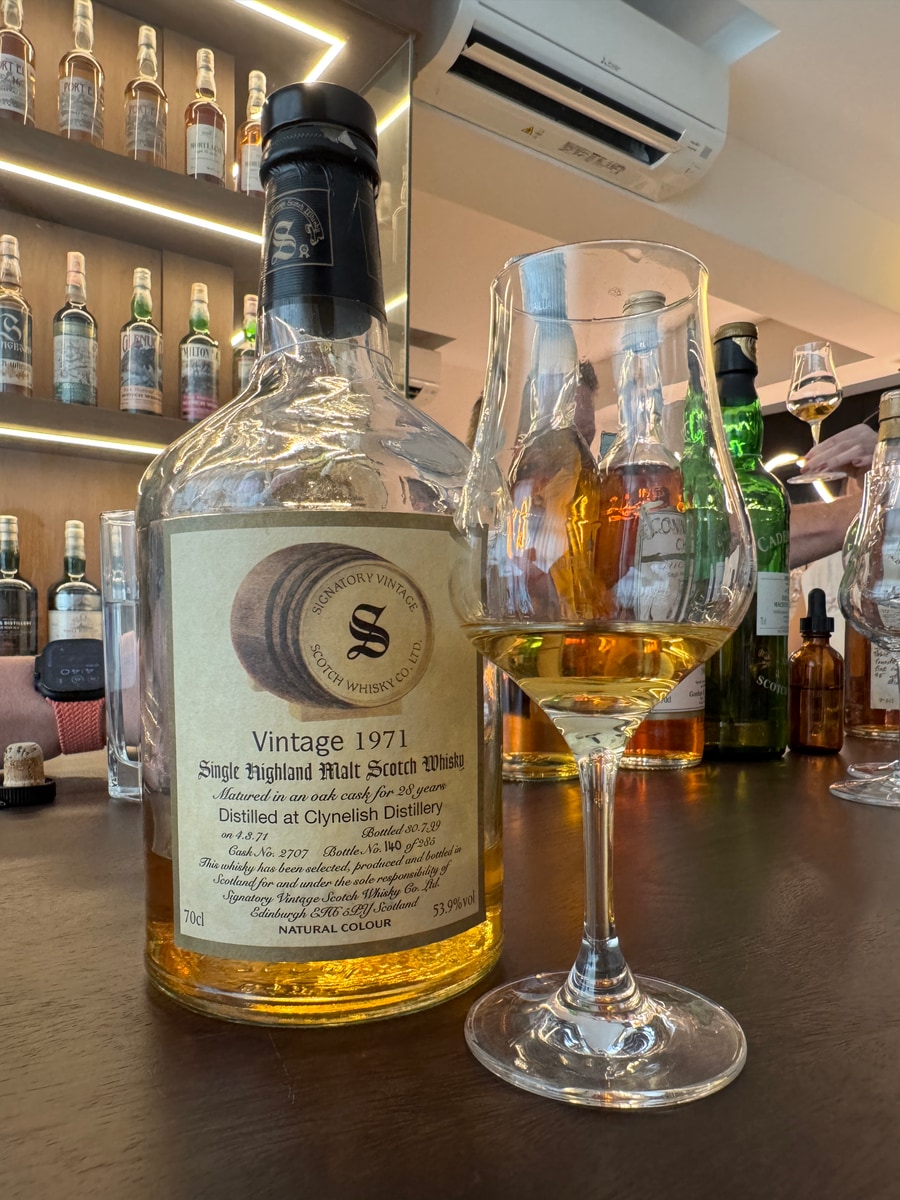 Client photo: foreground SV Clynelish 1971/1999, 53.9%, c2707, with glass.