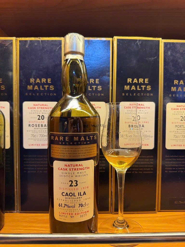 Client photo: Rare Malts Caol Ila 1978, 23 years, 61.7%; foreground bottle and tasting glass.