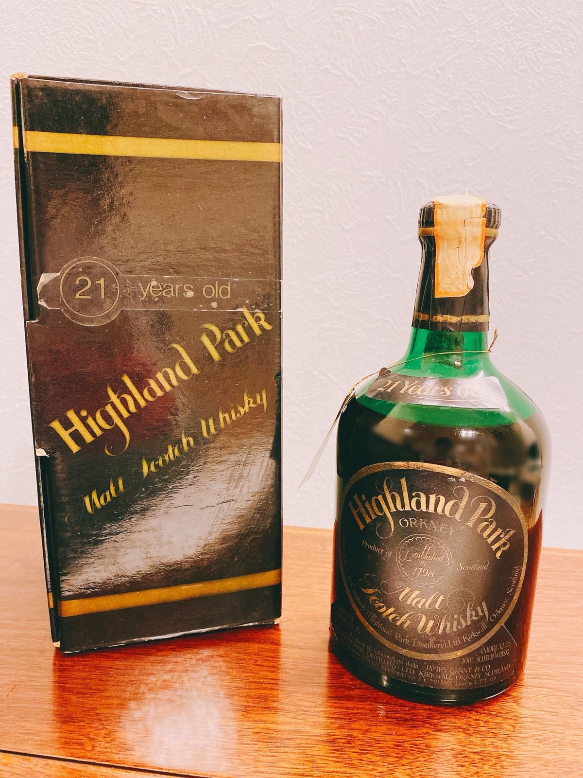 Illustrative image · Illustrative Highland Park 21 green bottle and box; photo does not confirm 1959/1980, 43% or Ferraretto importer. Source: 美味酒録 / sarichiiiii.